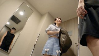 [SS-Class Men’s Massage] Two Consecutive Ejaculations On Super Popular Girl M-Chan. Remove The Condom And Cum Inside Her, Even Though She May Be Banned.